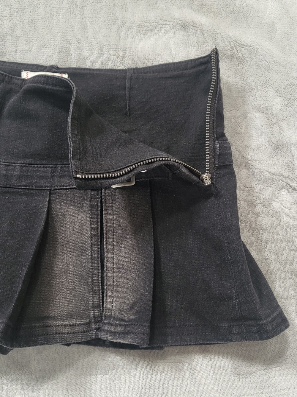 Washed Black Pleated Mini Skirt with Side Buckle Xs - Picture 6 of 8